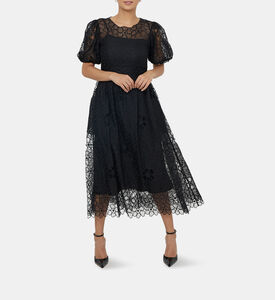 فستان متوسط الطول بأكمام منتفخة من الحرير والتول