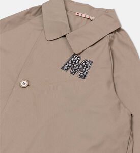 معطف قصير بشعار مزين بأحجار الراين