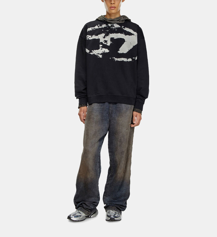 سويت شيرت بشعار العلامة