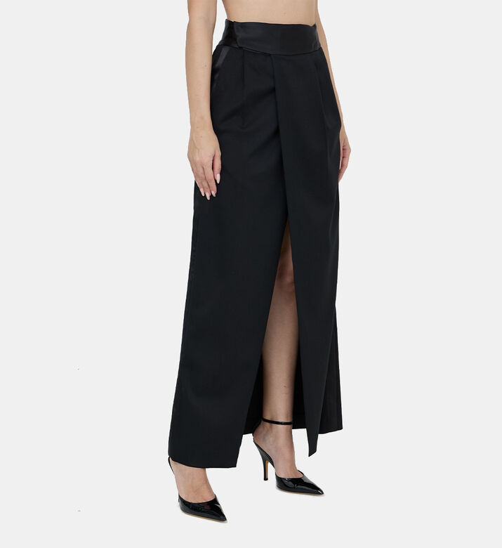 تنورة بشق أمامي