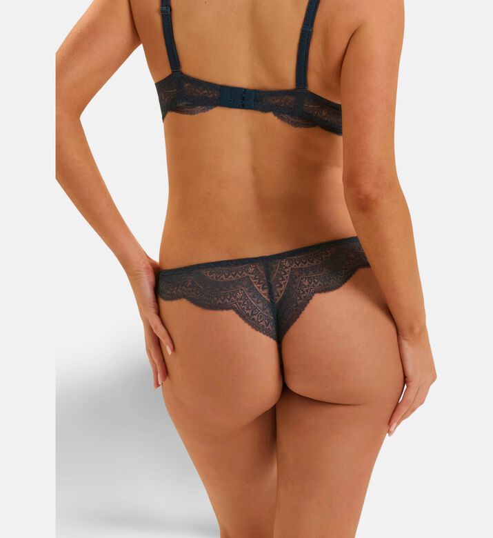 Simone Perele Tanga, Model View