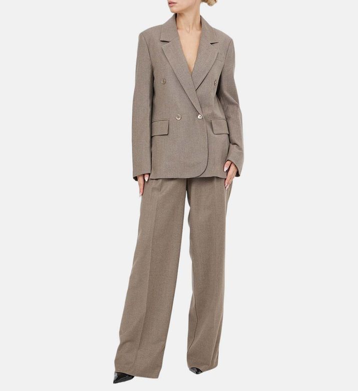 بنطال واسع الأرجل وخصر عالي