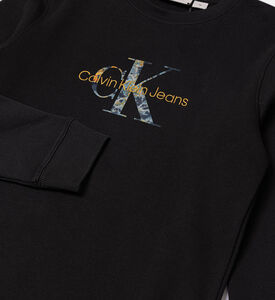 بنطال جينز واسع الساقين