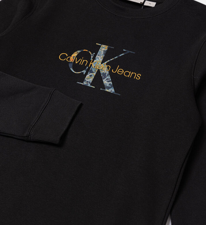 بنطال جينز واسع الساقين