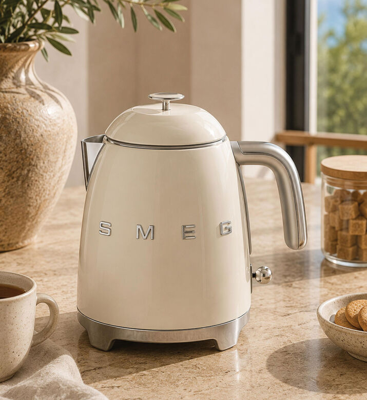 Smeg Cordless Mini Electric Kettle, Packshot View