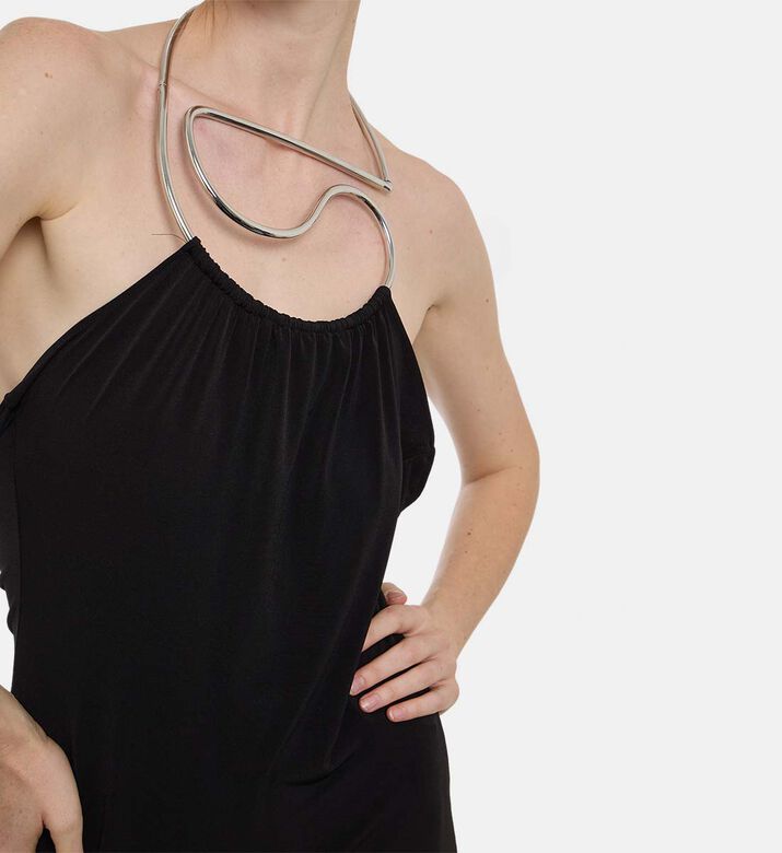 فستان طويل واسع بياقة غير متماثلة فستان طويل واسع بياقة غير متماثلة