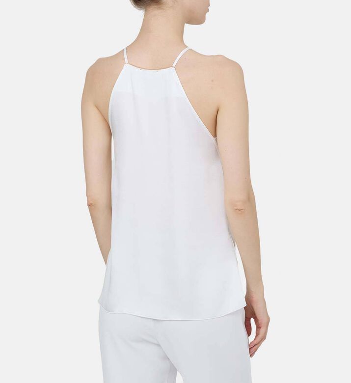 بلوزة ساتان مقلوب مزينة بسلسلة معدنية