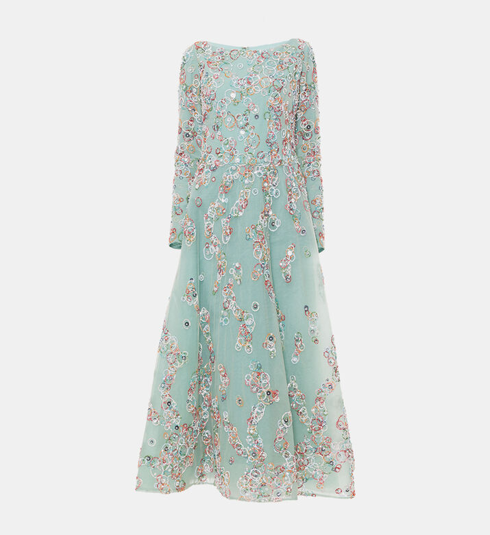 فستان مزين بقصّة انسيابية