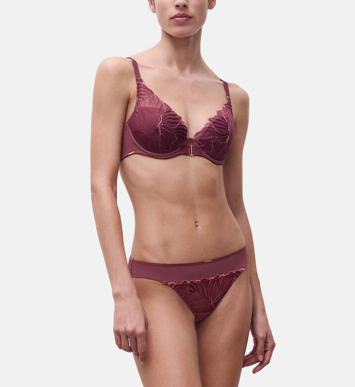 Chantelle Tanga, Model View