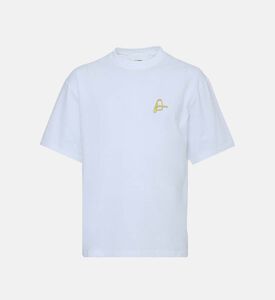 تيشيرت مطرز بتفاصيل بشكل حرف إي