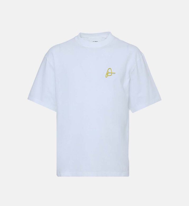 تيشيرت مطرز بتفاصيل بشكل حرف إي