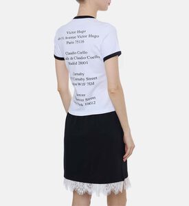 تيشيرت قصير الأكمام بحواف متباينة اللون بطبعة شعار