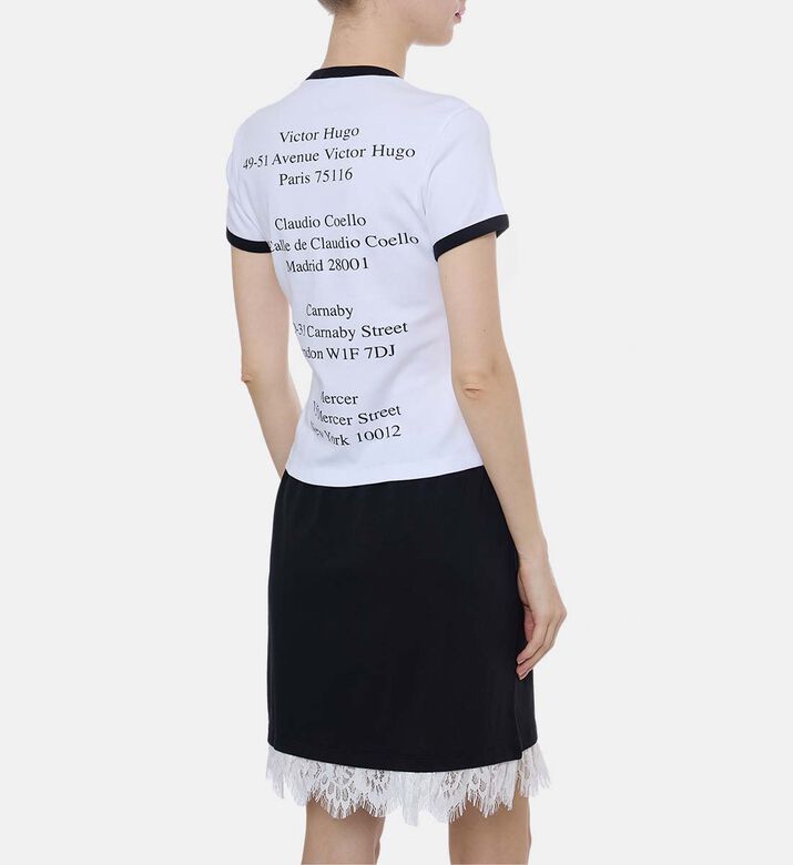 تيشيرت قصير الأكمام بحواف متباينة اللون بطبعة شعار