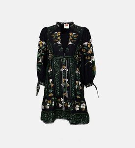 فستان أسود قصير مقوس بطبعة أزهار