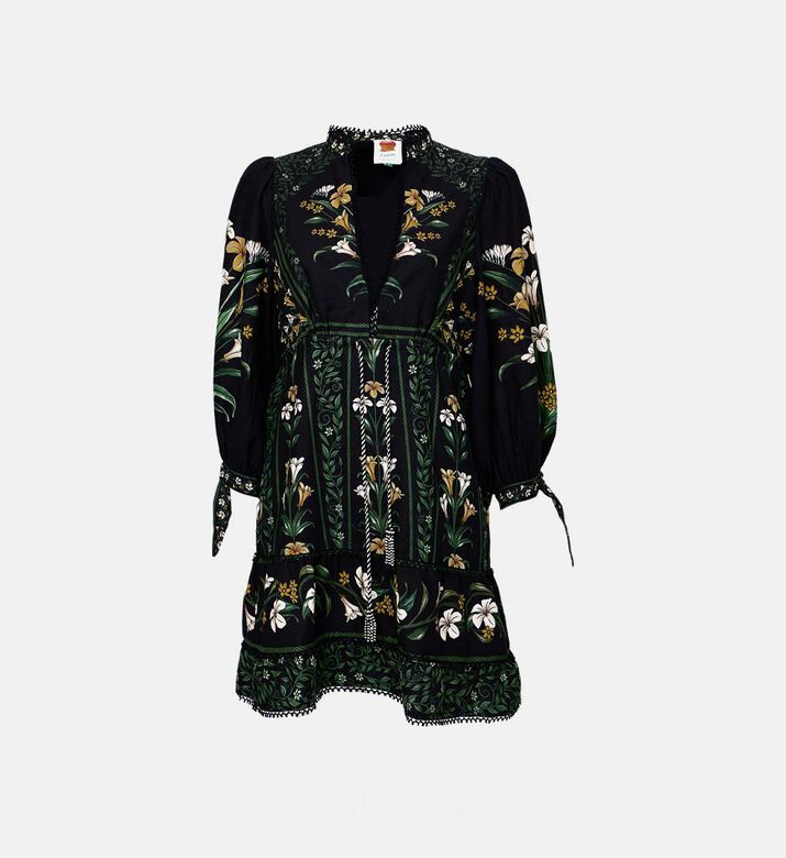 فستان أسود قصير مقوس بطبعة أزهار